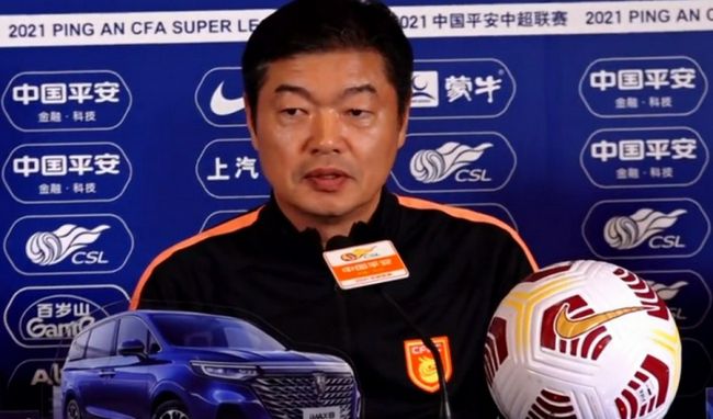 这个人就是在阿布扎比站与乔舒亚上演一段“意味深长”对视镜头的路易斯·汉密尔顿，他也正是《F1：狂飙飞车》的制片人。